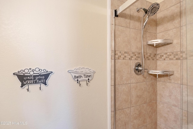 bathroom featuring a tile shower