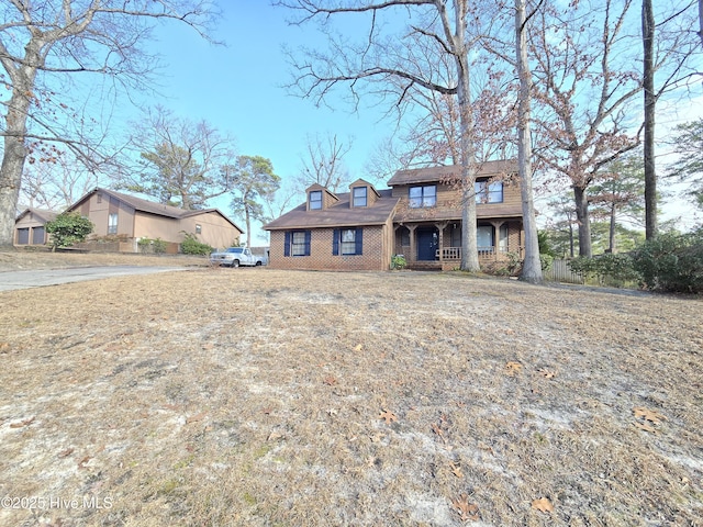 view of front of property featuring a front lawn and a porch