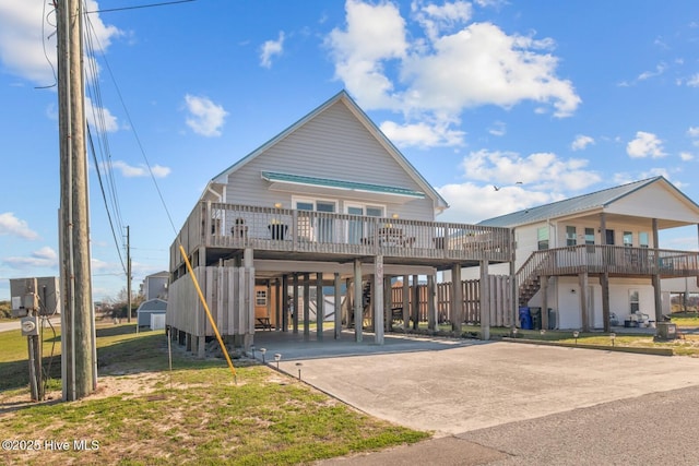 view of front of house with a carport and a front lawn