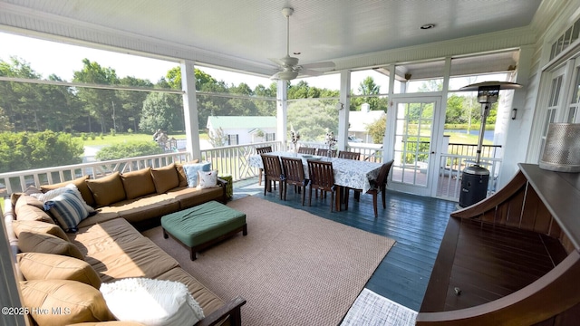 sunroom with ceiling fan