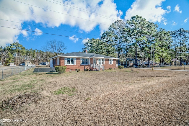 single story home featuring a front lawn