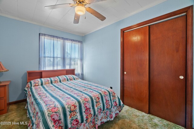 bedroom featuring crown molding, ceiling fan, and a closet