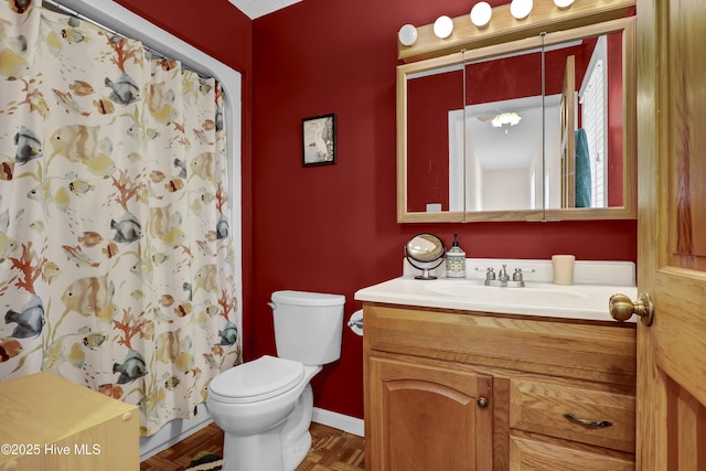 full bath featuring toilet, a shower with curtain, baseboards, and vanity