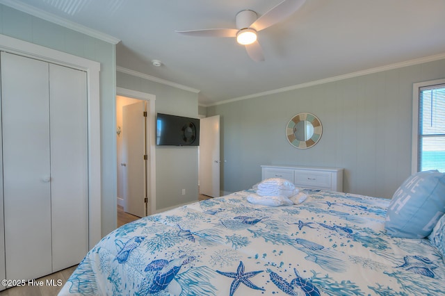 bedroom featuring ornamental molding, a closet, and ceiling fan