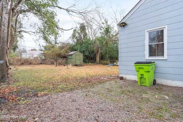 view of yard featuring a storage shed