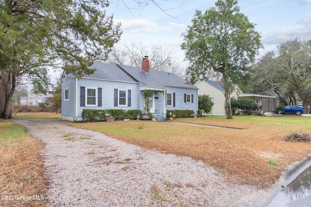 single story home with a front lawn