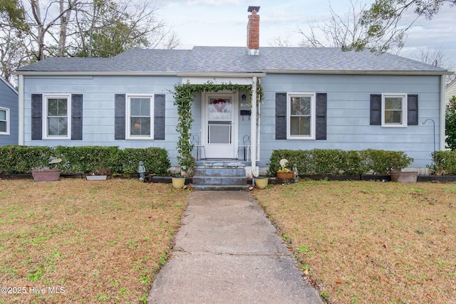 single story home with a front yard