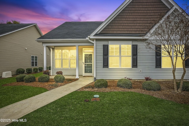 view of front of property featuring a lawn