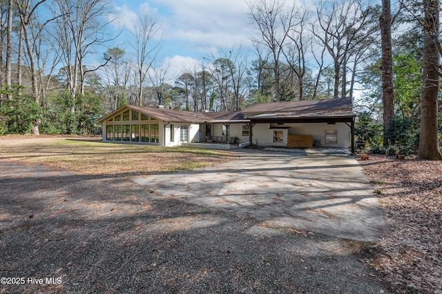 view of front of home with aphalt driveway and a front yard