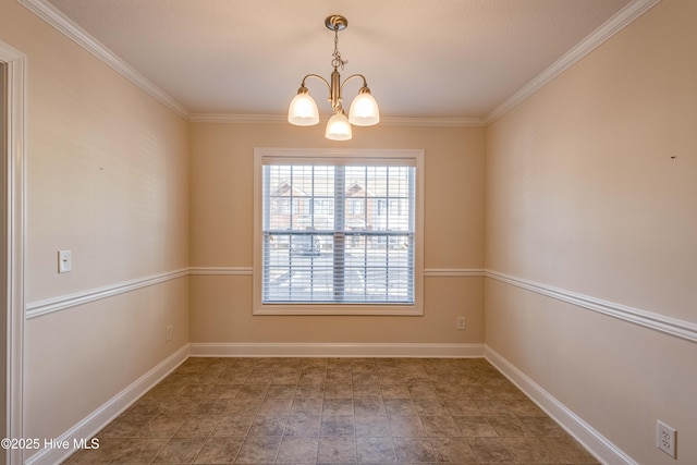 empty room featuring ornamental molding and a notable chandelier