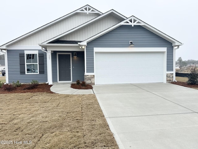 craftsman-style house featuring a garage and a front yard