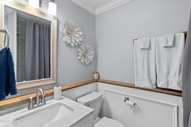 bathroom featuring a shower with shower curtain, vanity, toilet, and crown molding