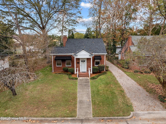 bungalow featuring a front lawn