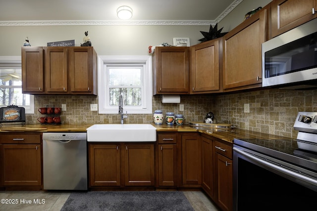 kitchen featuring backsplash, stainless steel appliances, and a sink