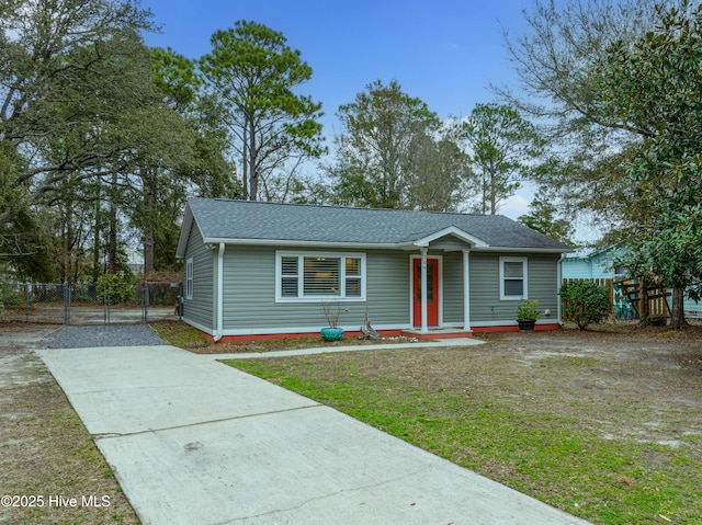 view of front of property featuring a front lawn