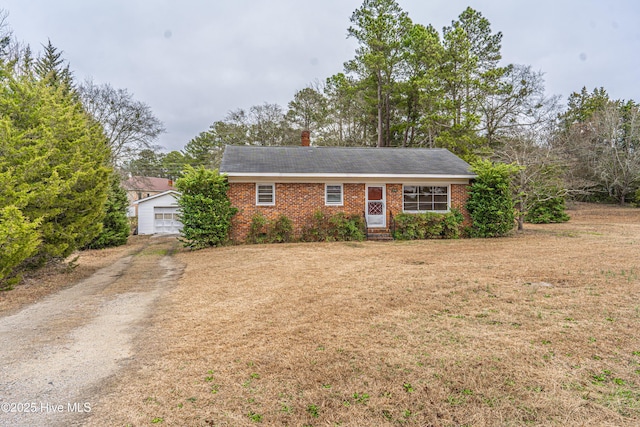 single story home featuring a front lawn