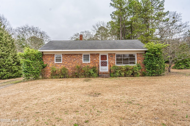 ranch-style home featuring a front lawn