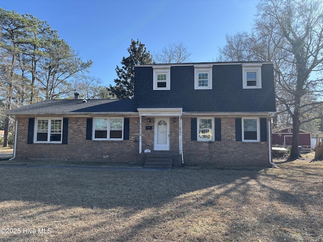 view of front property featuring a front lawn