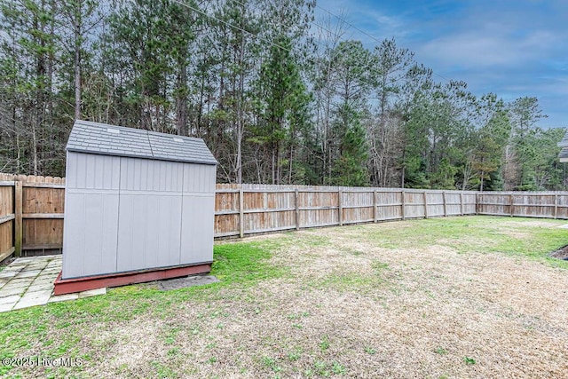 view of yard featuring a shed