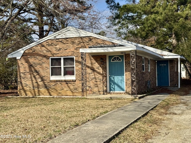 single story home featuring a front yard