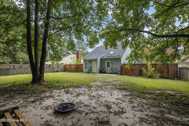 view of yard featuring a patio area