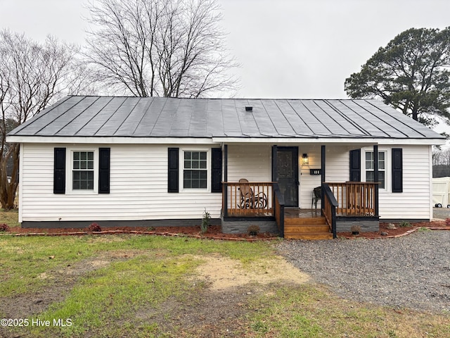 view of front of home featuring a porch and a front lawn