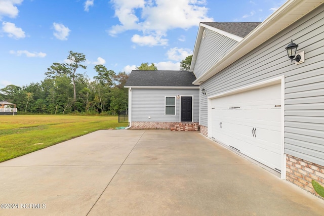 427 Candlewood Dr, Jacksonville, NC 28540 - garage featuring a yard