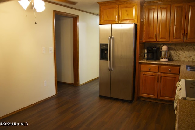 kitchen with stainless steel refrigerator with ice dispenser, dark wood-type flooring, backsplash, ceiling fan, and stove