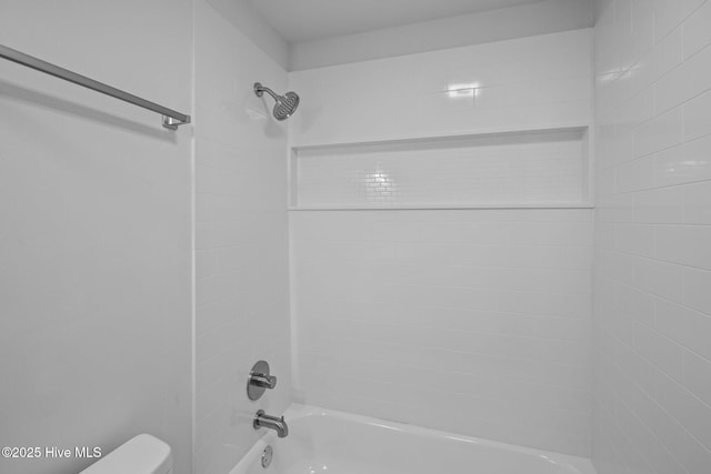 room details with toilet and tiled shower / bath