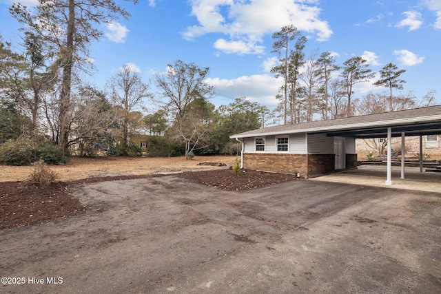 view of yard with a carport