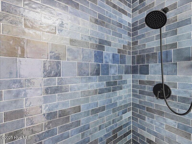 bathroom featuring tiled shower