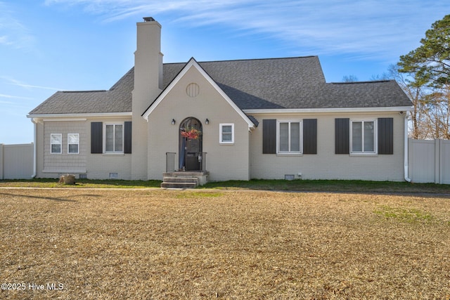 view of front of property featuring a front lawn