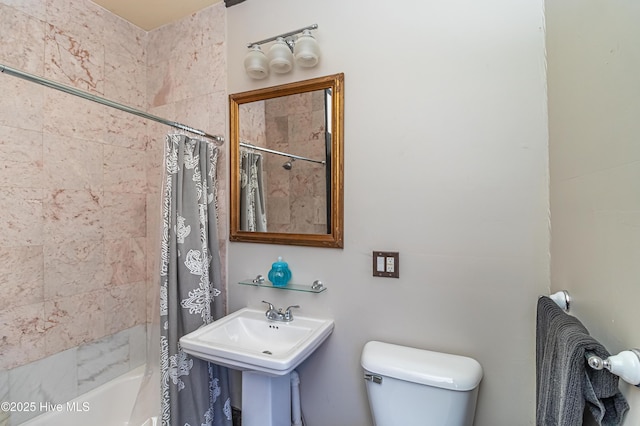 full bathroom featuring shower / bathtub combination with curtain, sink, and toilet