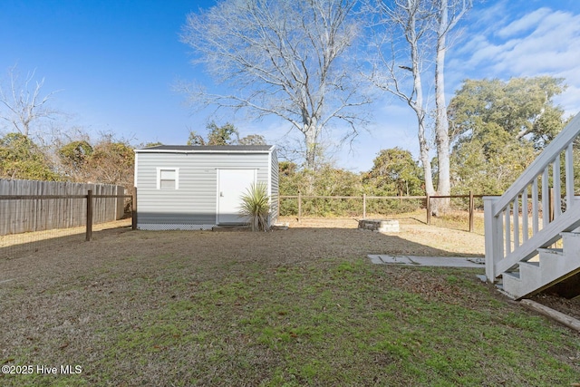 view of yard featuring a shed