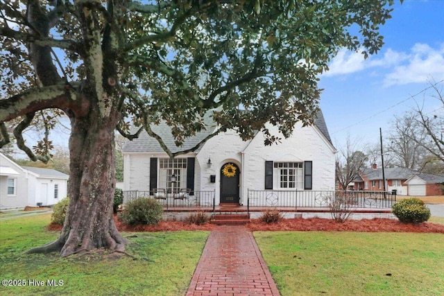 view of front of property with a front lawn