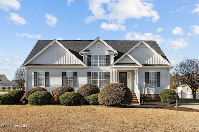 view of front of property featuring a front yard