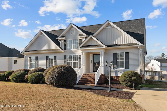 view of front facade featuring a front lawn