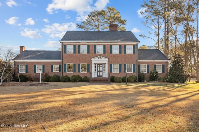 colonial house featuring a front yard