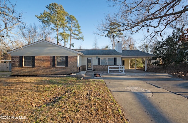 single story home featuring a carport and a front yard