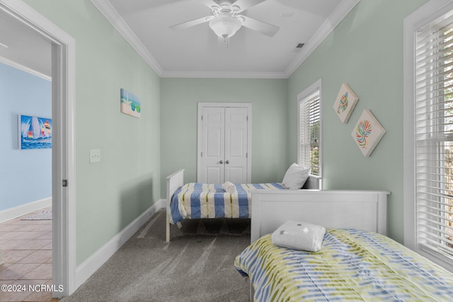 living room with ceiling fan, light wood-type flooring, and crown molding