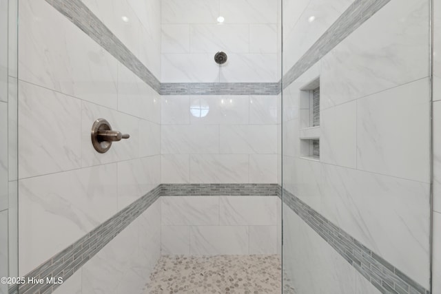 bathroom featuring tiled shower