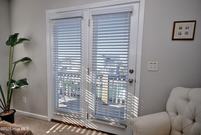 entryway featuring carpet floors and baseboards