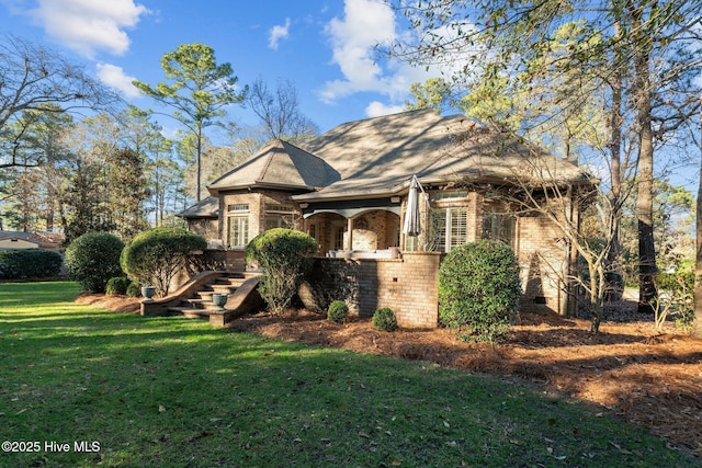 view of front of house featuring a front yard