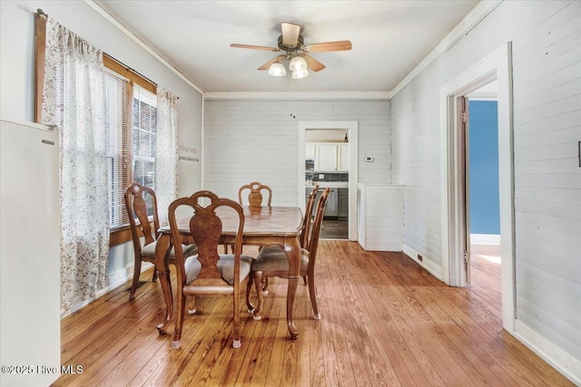 dining area featuring ornamental molding, light hardwood / wood-style floors, and ceiling fan