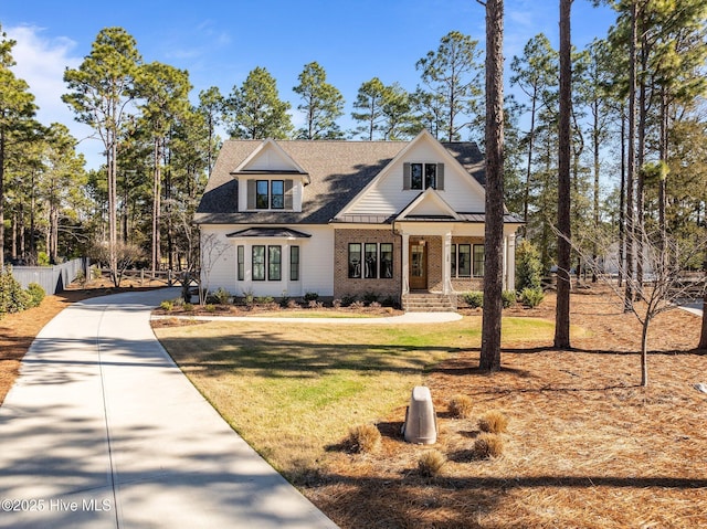 craftsman-style house featuring a front lawn