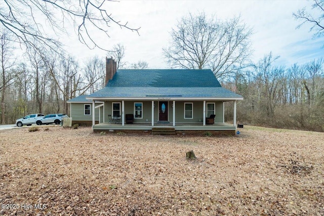 country-style home with a porch