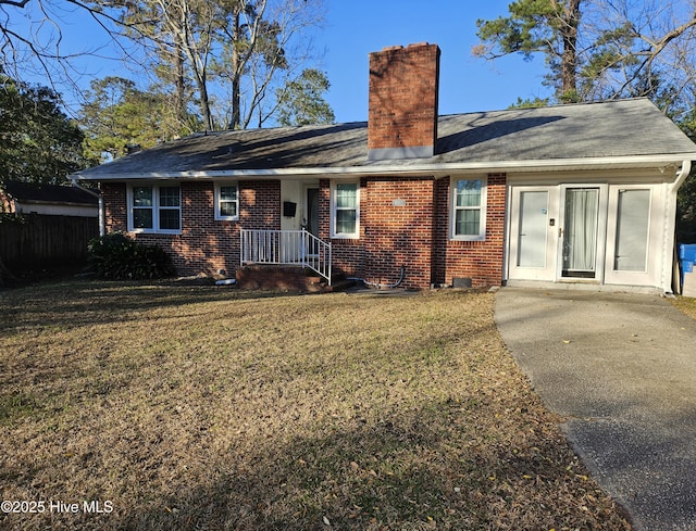 view of front facade featuring a front yard