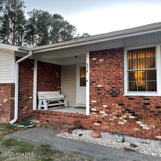 property entrance featuring a porch