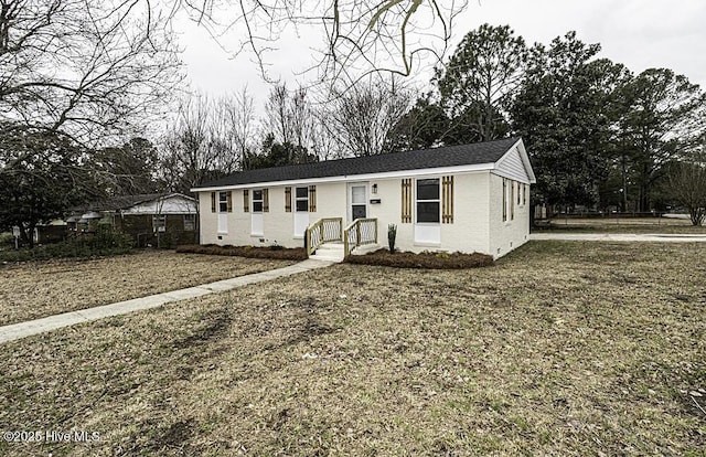 view of front of home featuring a front yard