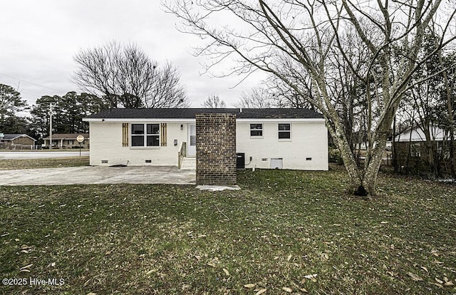 view of front of house featuring a front yard, central air condition unit, and a patio area